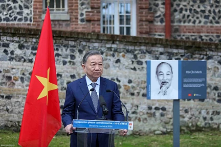 Top leader attends inauguration of memorial plaque honouring President Ho Chi Minh in France