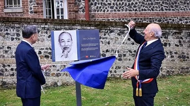 Top leader attends inauguration of memorial plaque honouring President Ho Chi Minh in France