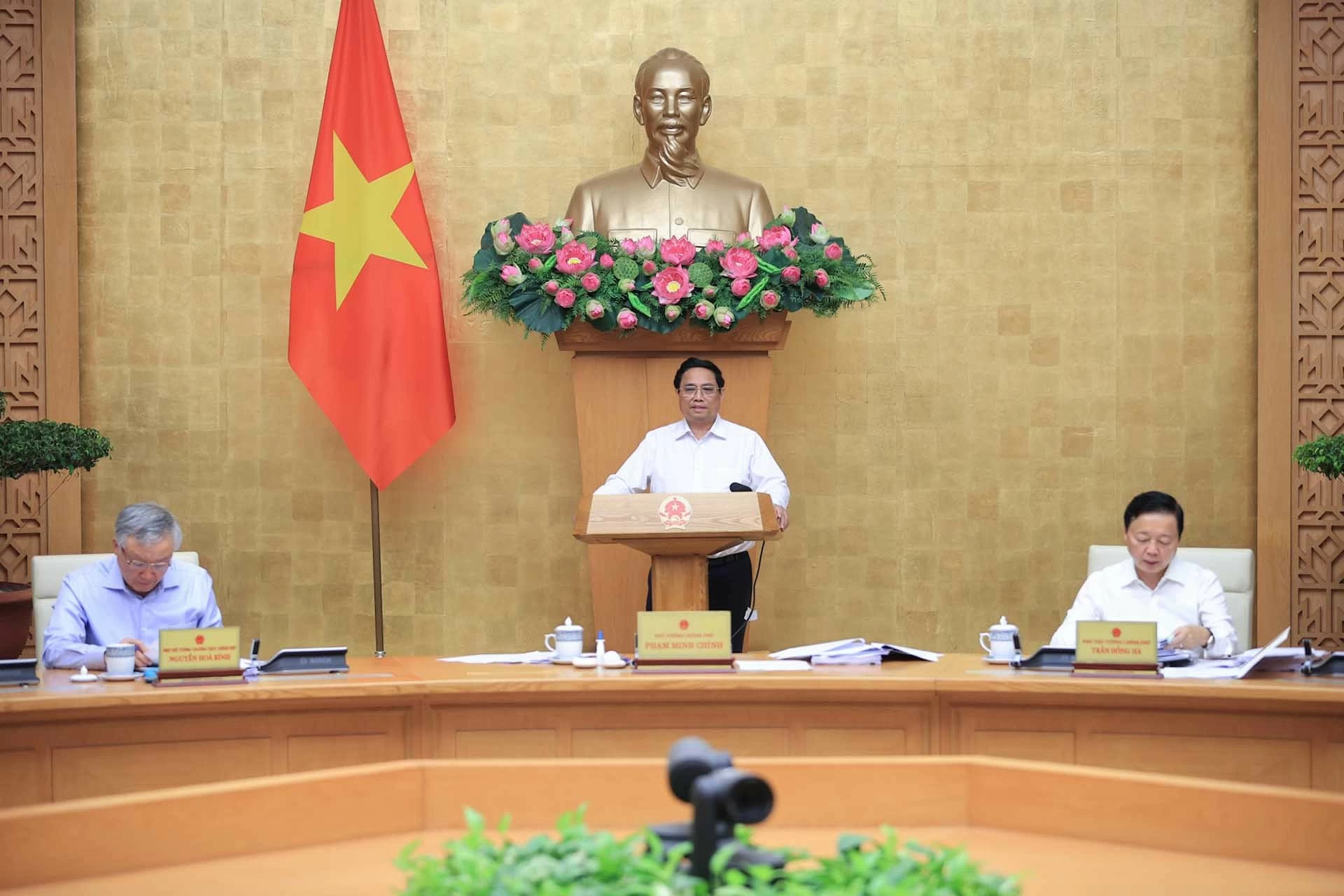Phấn đấu thực hiện thắng lợi toàn diện các mục tiêu, nhiệm vụ của năm 2024, tạo đà cho những năm tiếp theo Phấn đấu thực hiện thắng lợi toàn diện các mục tiêu, nhiệm vụ của năm 2024, tạo đà cho những năm tiếp theo