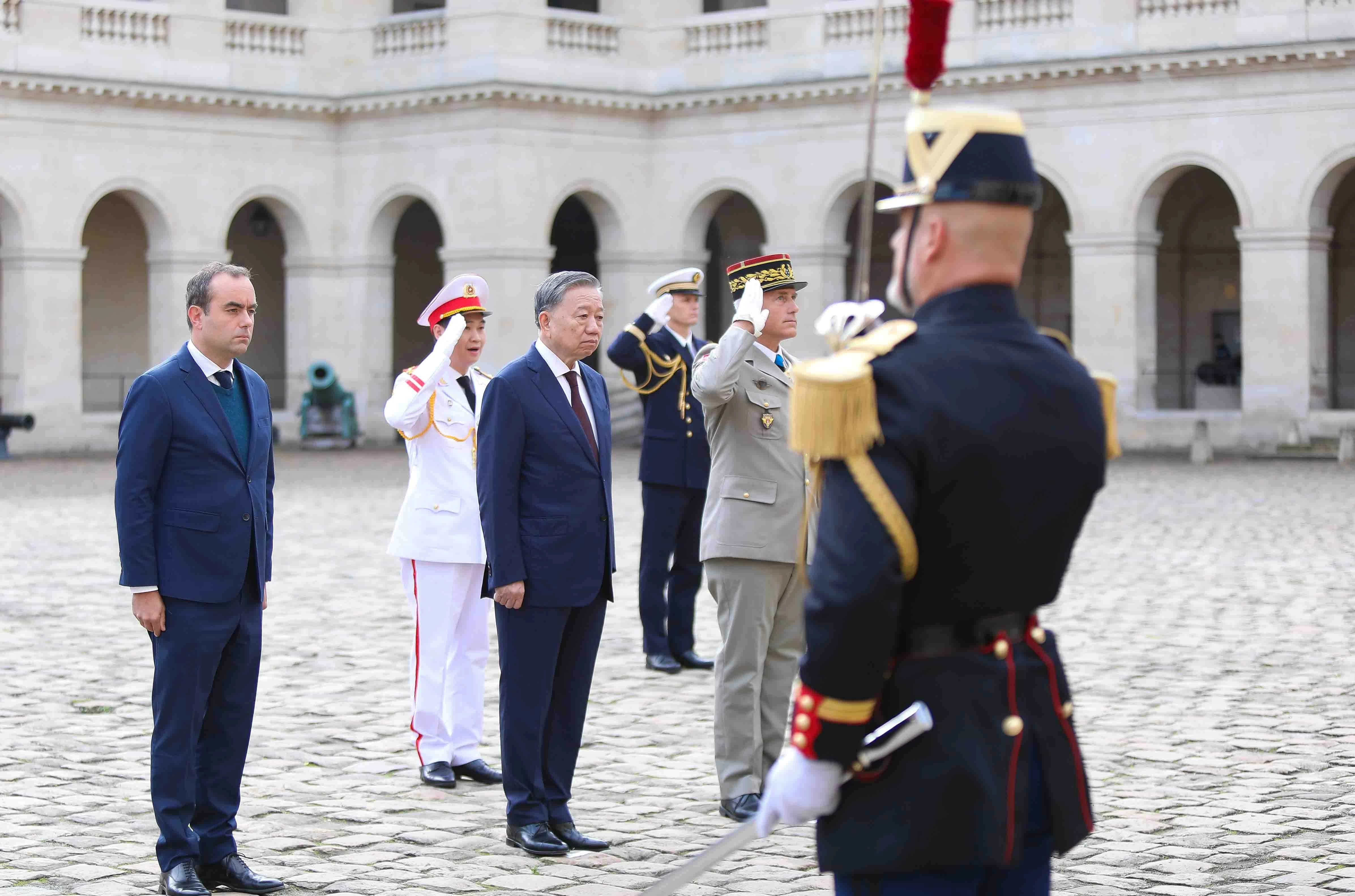 Lễ đón chính thức Tổng Bí thư, Chủ tịch nước Tô Lâm tại điện Invalides