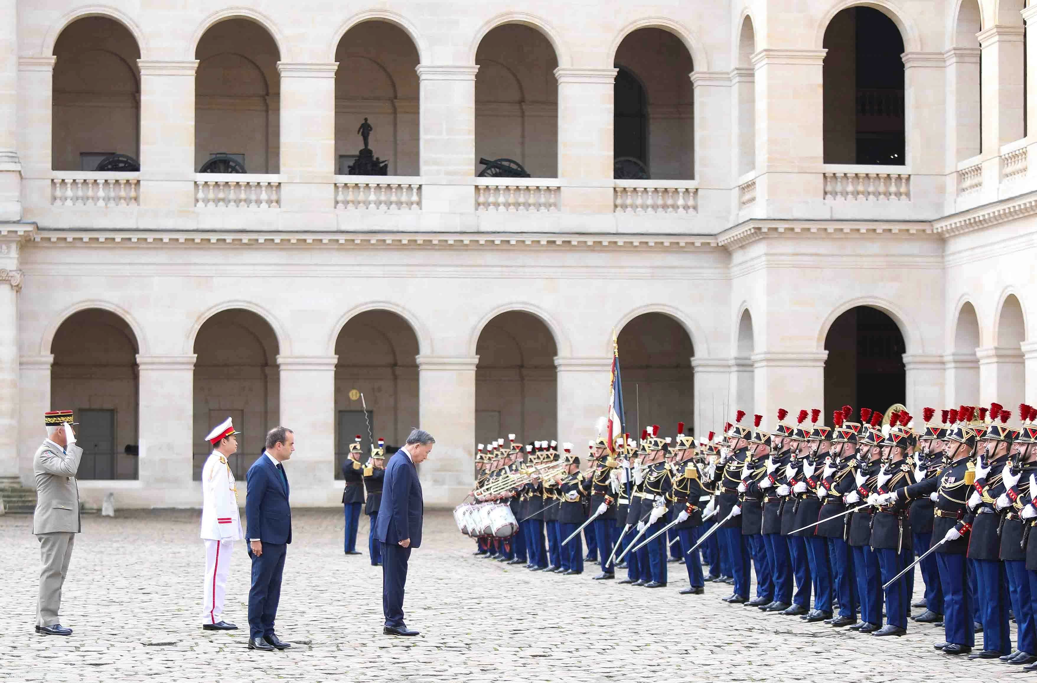 Lễ đón chính thức Tổng Bí thư, Chủ tịch nước Tô Lâm tại điện Invalides