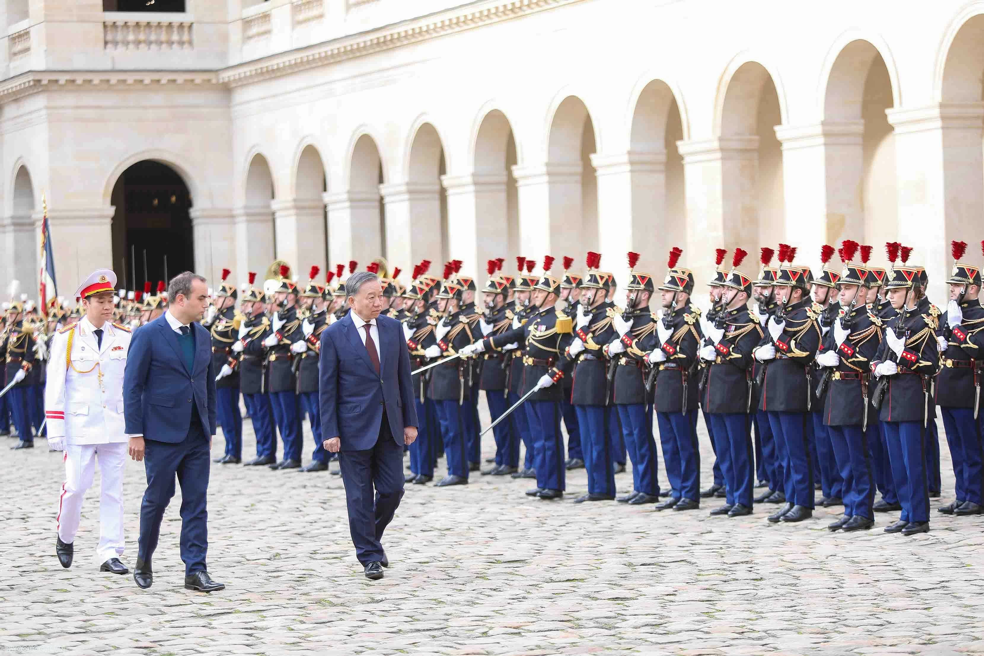 Lễ đón chính thức Tổng Bí thư, Chủ tịch nước Tô Lâm tại điện Invalides