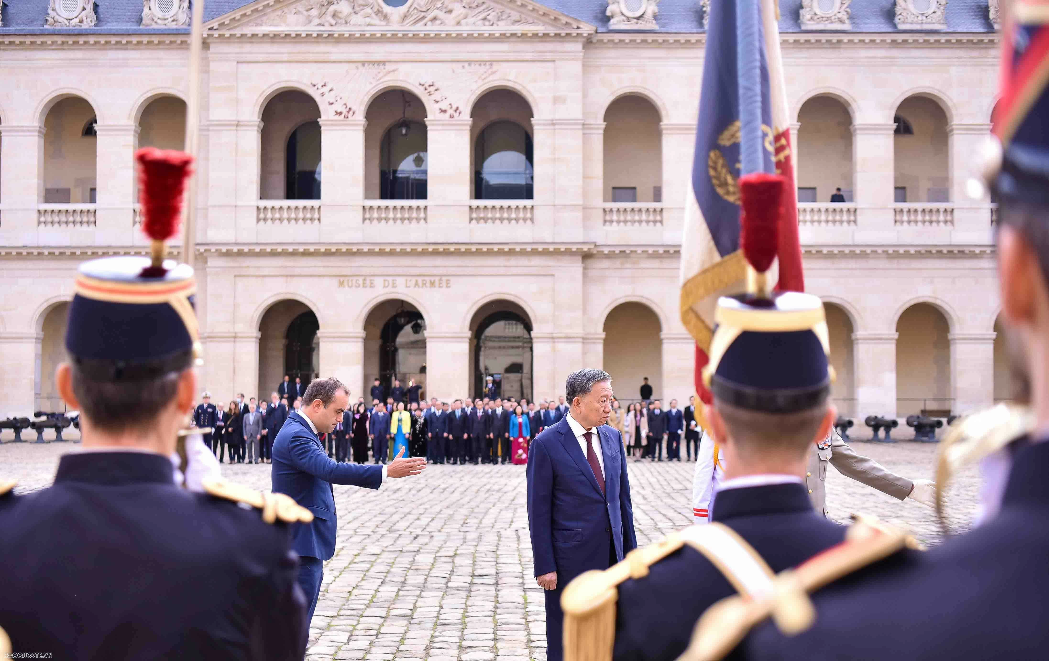 Lễ đón chính thức Tổng Bí thư, Chủ tịch nước Tô Lâm tại điện Invalides