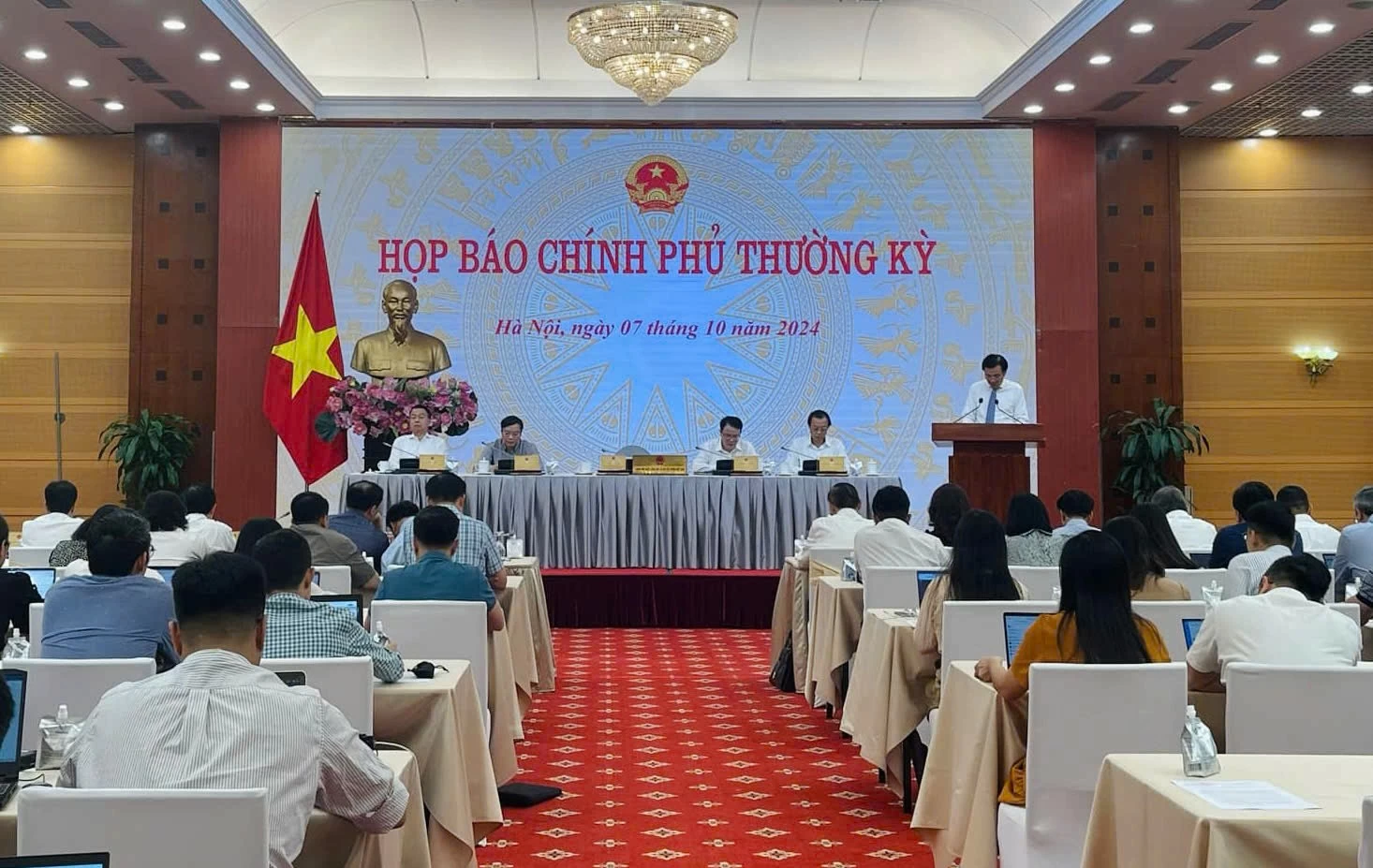 Họp báo Chính phủ thường kỳ tháng 9: Phấn đấu đạt tốc độ tăng trưởng kinh tế năm 2024 khoảng trên 7%