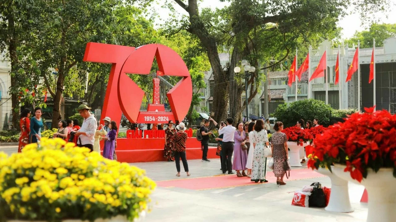 Hanoi shines with flags and banners to celebrate 70 years of the Capital's Liberation