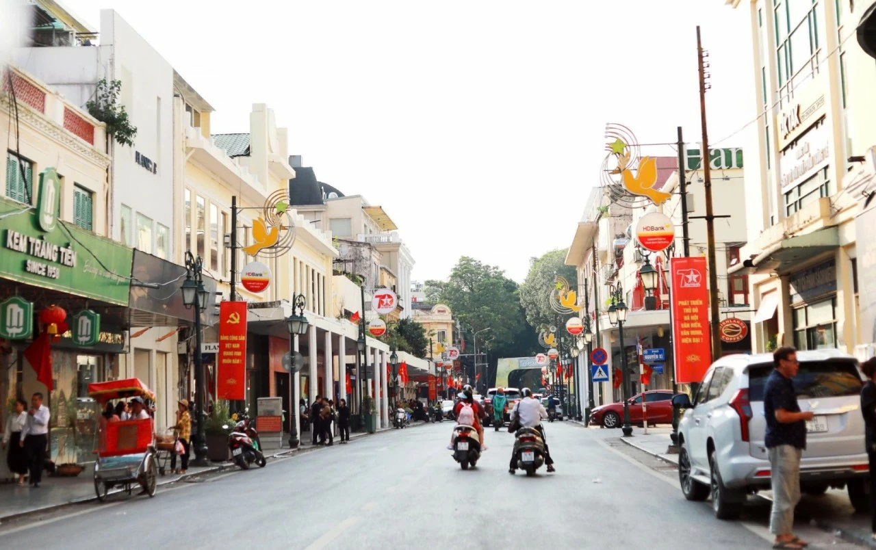 Hanoi shines with flags and banners to celebrate 70 years of the Capital's Liberation