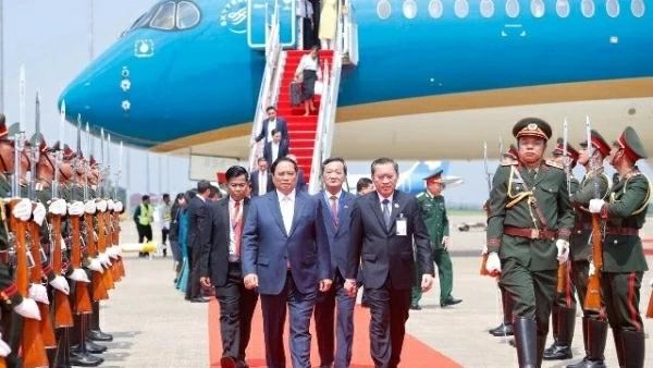 PM Pham Minh Chinh arrives in Vientiane for 44th, 45th ASEAN Summits