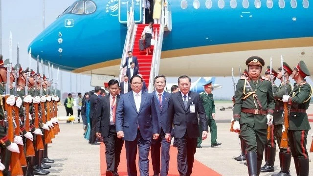 PM Pham Minh Chinh arrives in Vientiane for 44th, 45th ASEAN Summits