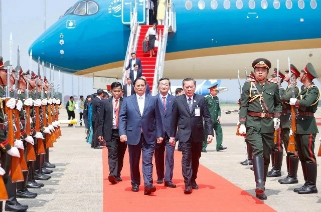 PM Pham Minh Chinh arrives in Vientiane for 44th, 45th ASEAN Summits