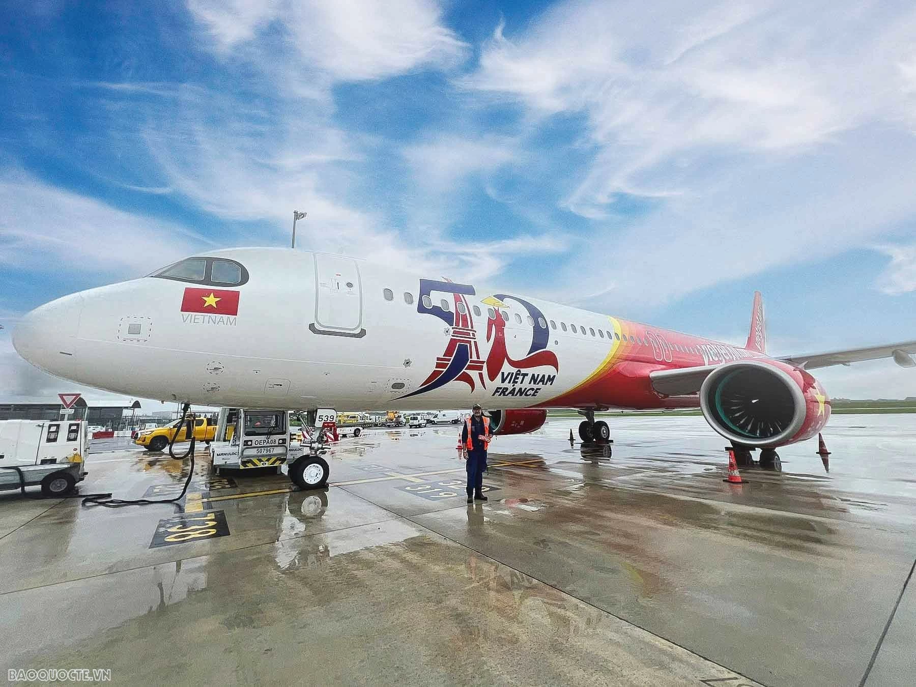 Aircraft bearing image symbolizing 50th anniversary of Vietnam-France ties joins Vietjet’s fleet