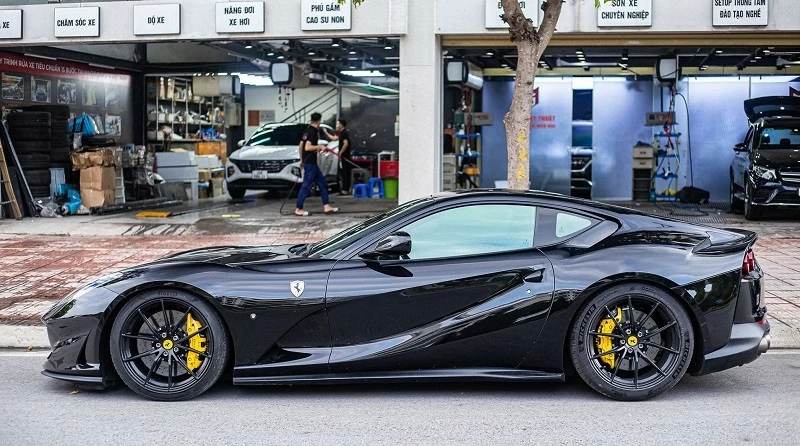 Chiếc Ferrari 812 Superfast màu đen của ông Đặng Lê Nguyên Vũ Chiếc Ferrari 812 Superfast màu đen của ông Đặng Lê Nguyên Vũ