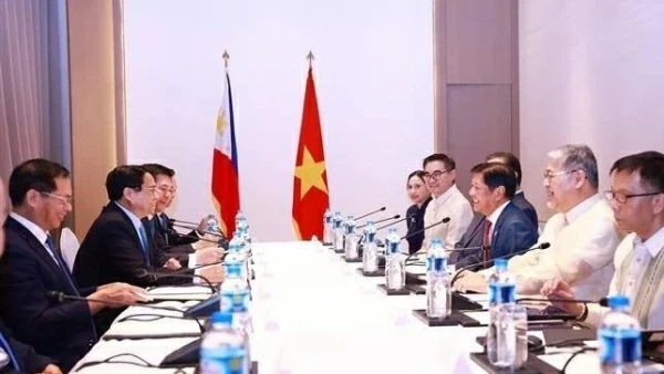 PM Pham Minh Chinh meets with Philippine President Marcos Jr. in Vientiane