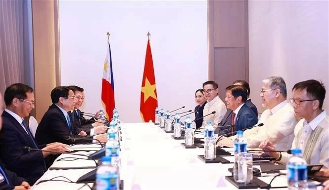 PM Pham Minh Chinh meets with Philippine President Marcos Jr. in Vientiane