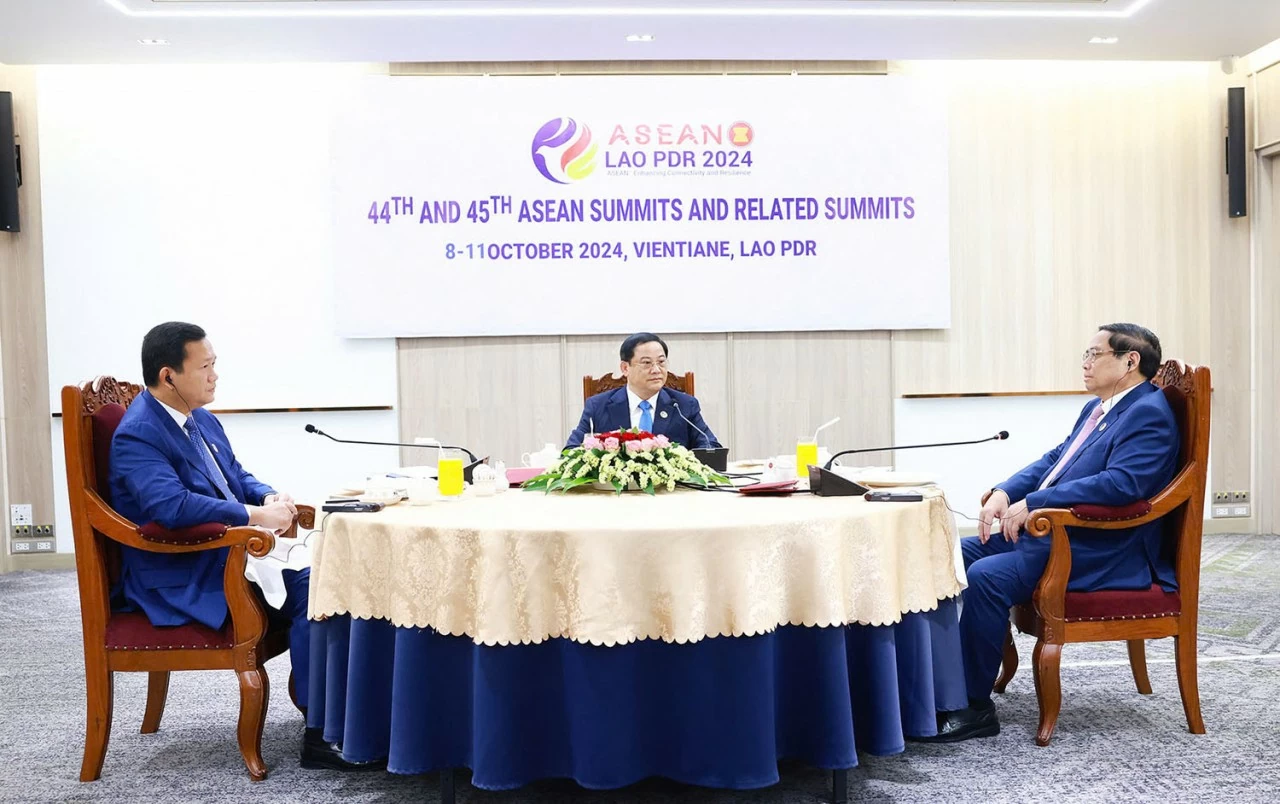 Vietnam, Laos, Cambodia Prime Ministers discuss measures to promote ties