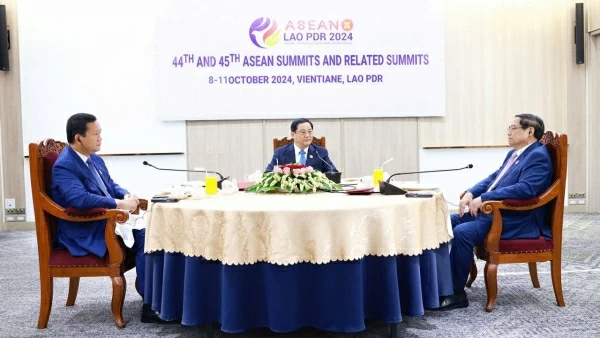 Vietnam, Laos, Cambodia Prime Ministers discuss measures to promote ties