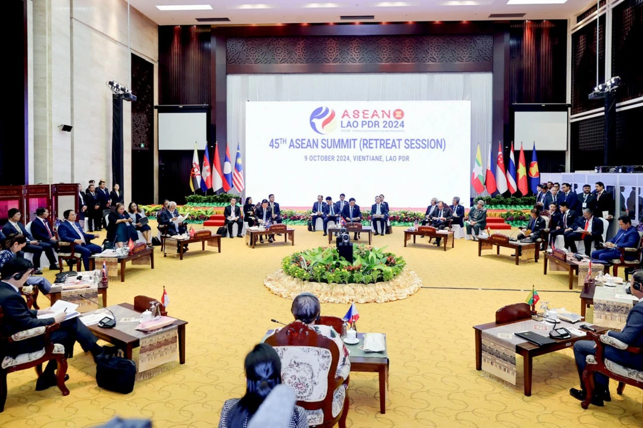 PM Pham Minh Chinh attended ASEAN Summits' Retreat session in Vientiane