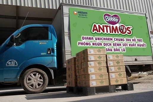 Tặng khăn lau xua muỗi cho người dân 6 tỉnh bị ảnh hưởng bởi bão, lũ