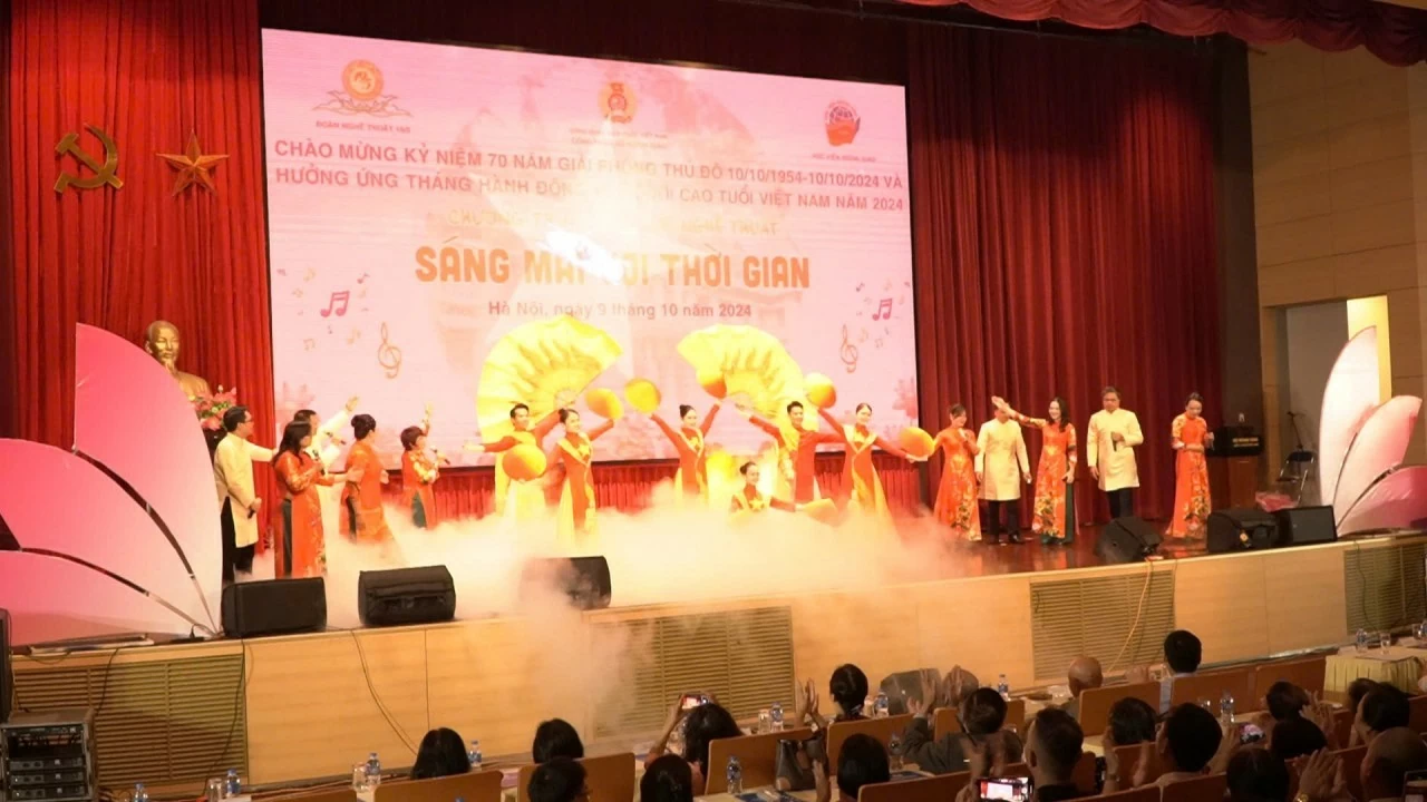 Công đoàn Bộ Ngoại giao tổ chức giao lưu nghệ thuật 'Sáng mãi với thời gian' hưởng ứng Tháng hành động vì người cao tuổi Việt Nam