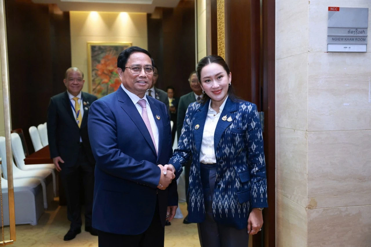 Vietnam, Thailand Prime Ministers meet on occasion of ASEAN Summits in Laos