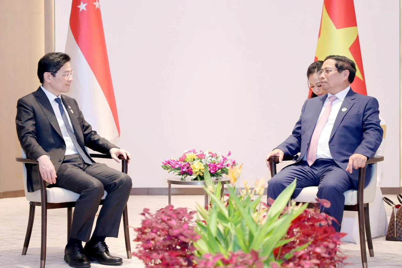 Vietnam, Singapore Prime Ministers hold talks in Vientiane