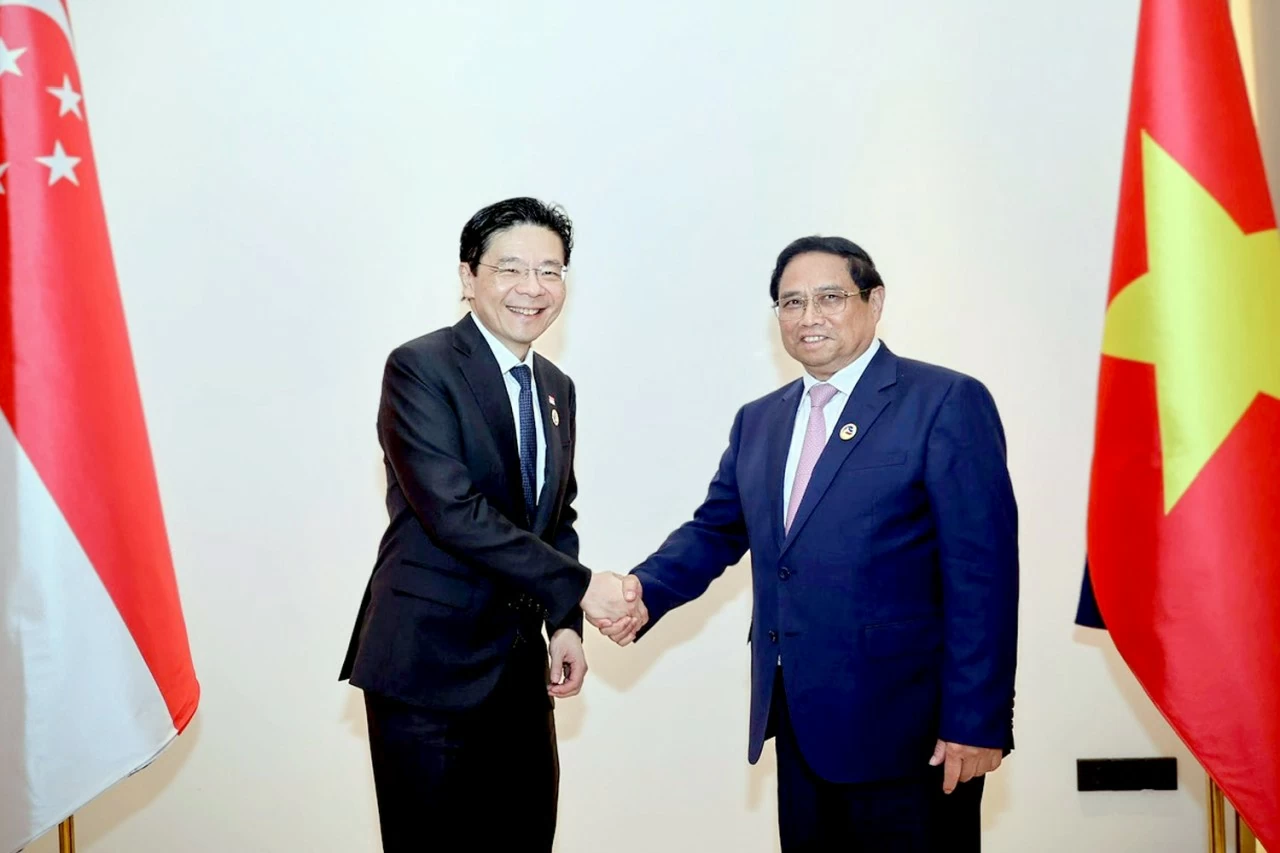 Thủ tướng Phạm Minh Chính gặp Thủ tướng Singapore Lawrence Wong nhân dịp dự Hội nghị Cấp cao ASEAN 44,45 Hai Thủ tướng Việt Nam - Singapore họp thường niên lần đầu tiên