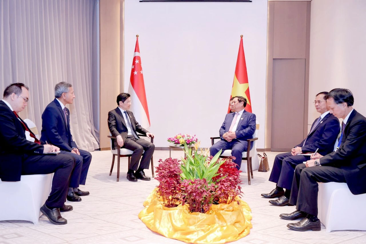 Thủ tướng Phạm Minh Chính gặp Thủ tướng Singapore Lawrence Wong nhân dịp dự Hội nghị Cấp cao ASEAN 44,45 Hai Thủ tướng Việt Nam - Singapore họp thường niên lần đầu tiên