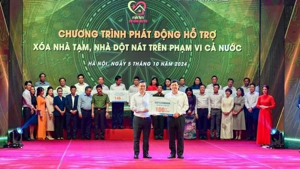 Vietcombank ủng hộ 100 tỷ đồng xóa nhà tạm, nhà dột nát trên phạm vi cả nước