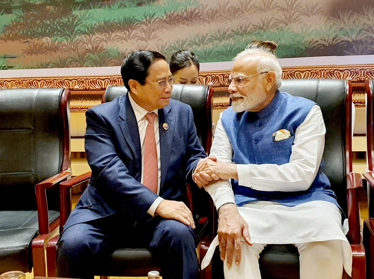 Vietnam, India Prime Ministers meet on occasion of ASEAN Summits in Vientiane