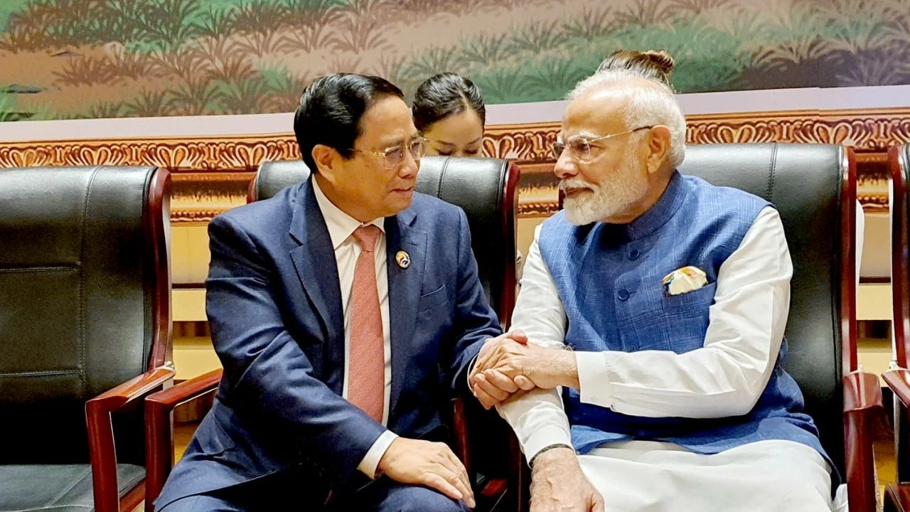 Vietnam, India Prime Ministers meet on occasion of ASEAN Summits in Vientiane