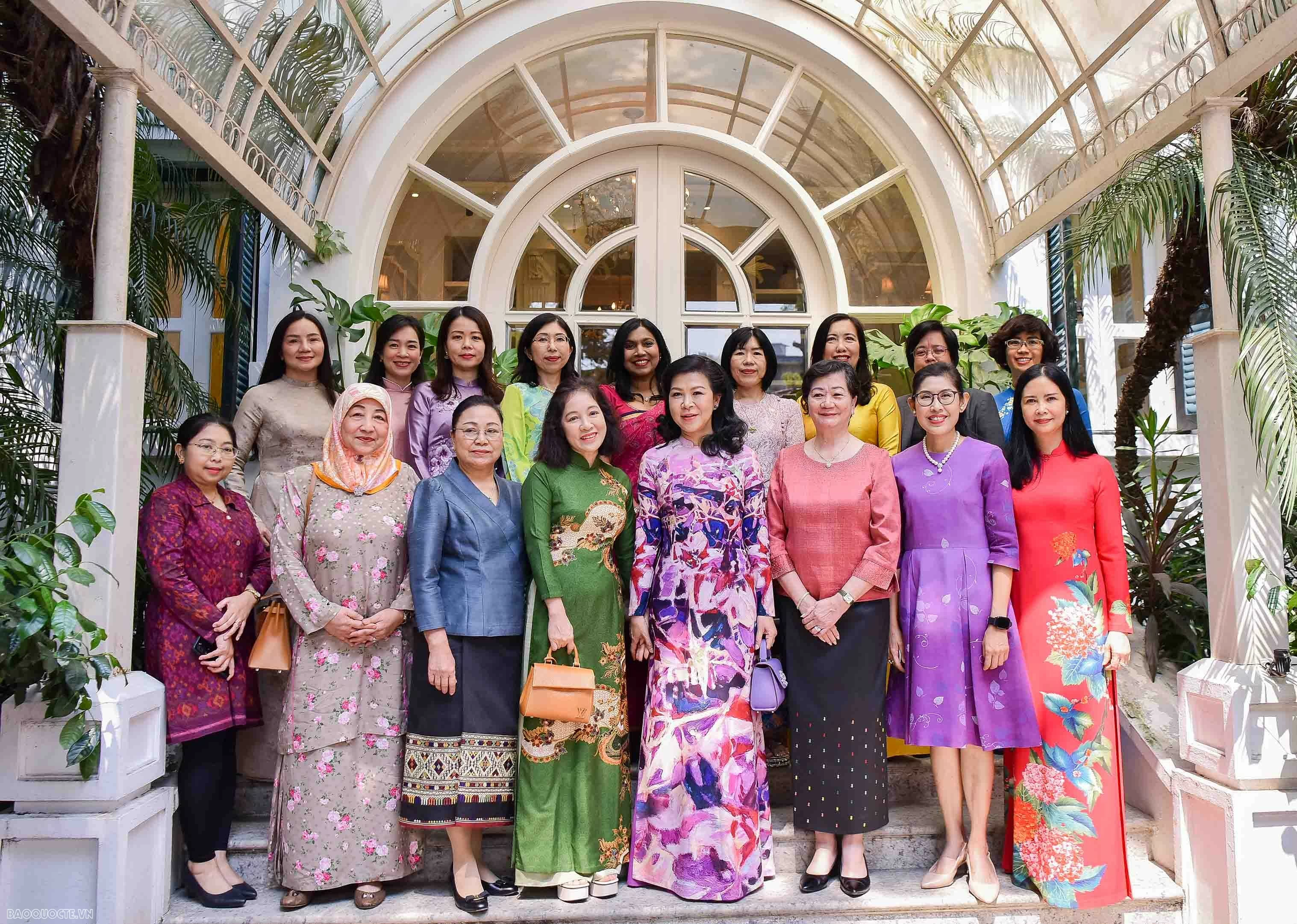 Top leader's spouse meets with ASEAN Women’s Circle of Hanoi