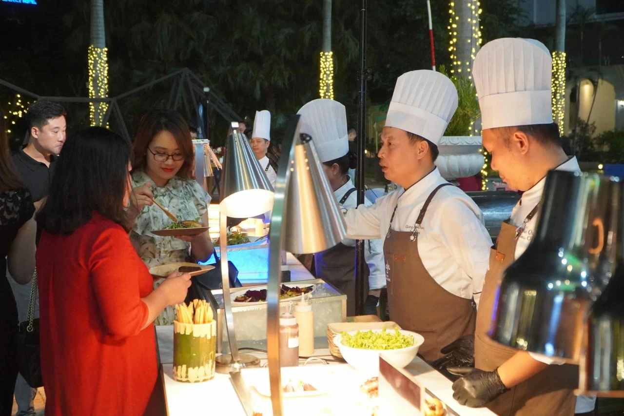 Khách mời hào hứng thưởng thức các món ăn tại buổi ra mắt. (Ảnh: Minh Hiền) Khách mời hào hứng thưởng thức các món ăn tại buổi ra mắt. (Ảnh: Minh Hiền)