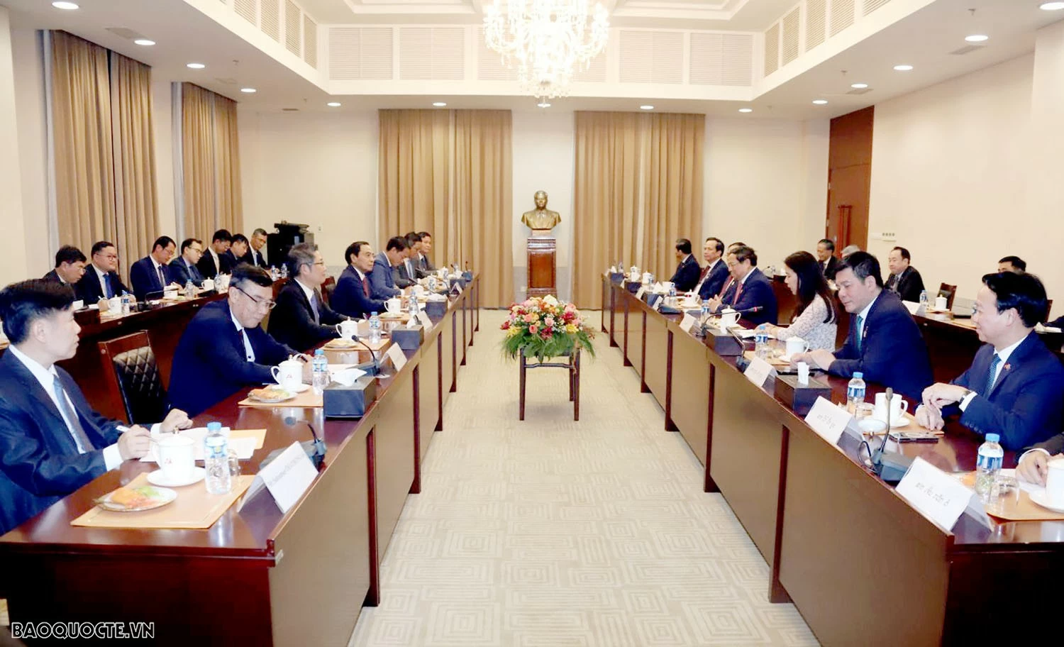 PM Pham Minh Chinh meets with Lao Vice President Bounthong Chitmany in Vientiane