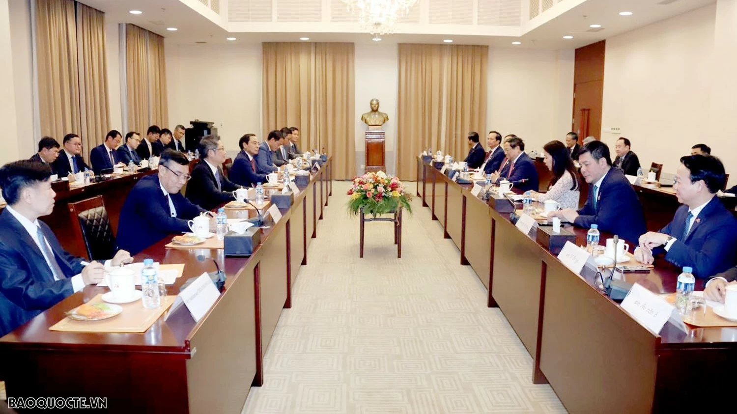 PM Pham Minh Chinh meets with Lao Vice President Bounthong Chitmany in Vientiane