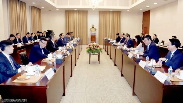 PM Pham Minh Chinh meets with Lao Vice President Bounthong Chitmany in Vientiane