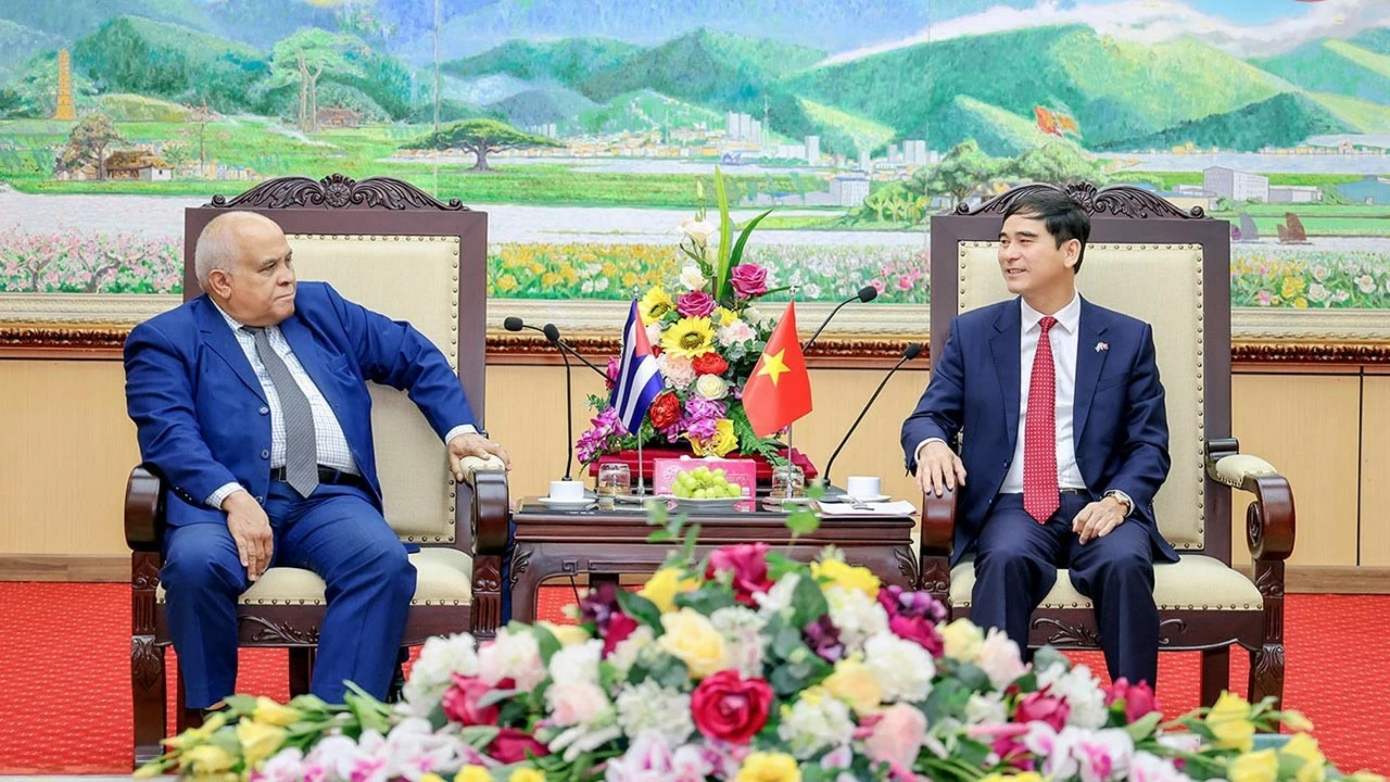 Bí thư Tỉnh ủy Dương Văn Anvà Đại sứ Đặc mệnh toàn quyền nước Cộng hòa Cuba tại Việt Nam Orlando Nicolás Hernández Guilléntại buổi làm việc. (Nguồn: baovinhphuc) Bí thư Tỉnh ủy Dương Văn Anvà Đại sứ Đặc mệnh toàn quyền nước Cộng hòa Cuba tại Việt Nam Orlando Nicolás Hernández Guilléntại buổi làm việc. (Nguồn: baovinhphuc)