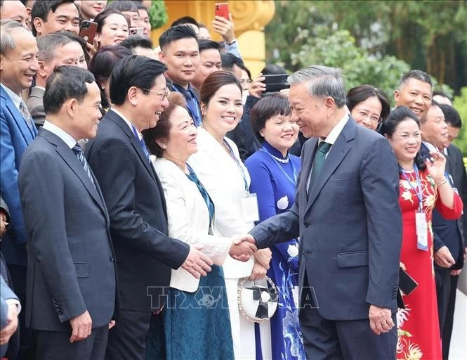 Tổng Bí thư, Chủ tịch nước Tô Lâm gặp mặt Đoàn đại biểu doanh nhân tiêu biểu của Liên đoàn Thương mại và Công nghiệp Việt Nam và Hội Doanh nhân Tư nhân Việt Nam 