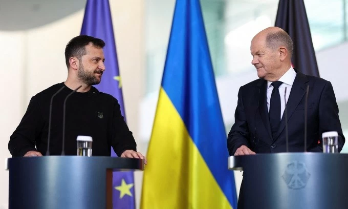 Tổng thống Ukraine Volodymyr Zelensky (trái) và Thủ tướng Đức Olaf Scholz tại cuộc họp báo ở Berlin, Đức, ngày 11/10. (Nguồn: Reuters)