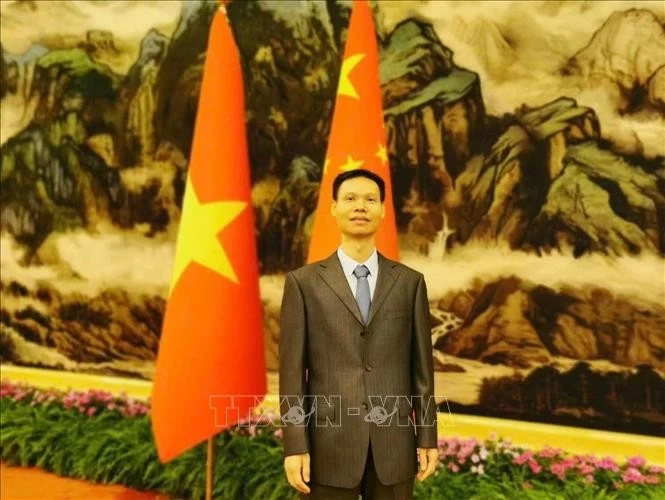 Nhà báo Kiều Quân, chuyên gia về Việt Nam tại Đài Phát thanh và Truyền hình Trung ương Trung Quốc (CMG) nhấn mạnh, nhân dịp Thủ tướng Trung Quốc Lý Cường sẽ thăm chính thức Việt Nam từ ngày 12-14/10 theo lời mời của Thủ tướng Phạm Minh Chính. Nhà báo Kiều Quân, chuyên gia về Việt Nam tại Đài Phát thanh và Truyền hình Trung ương Trung Quốc (CMG) nhấn mạnh, nhân dịp Thủ tướng Trung Quốc Lý Cường sẽ thăm chính thức Việt Nam từ ngày 12-14/10 theo lời mời của Thủ tướng Phạm Minh Chính.