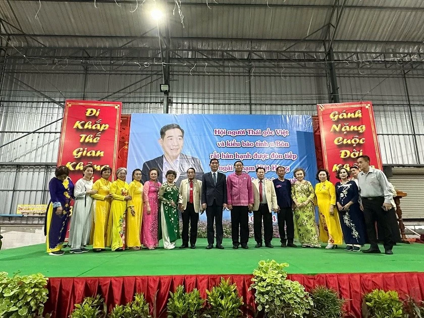 Vietnamese Ambassador to Thailand Pham Viet Hung and overseas Vietnamese in Ubon Ratchathani province, Thailand.