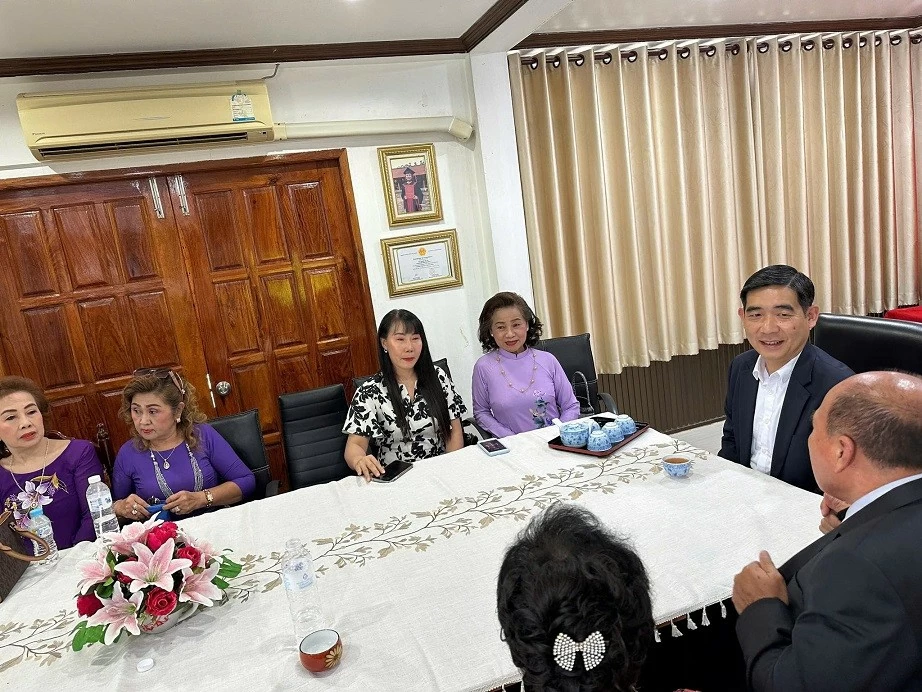 Vietnamese Ambassador to Thailand Pham Viet Hung and overseas Vietnamese in Ubon Ratchathani province, Thailand.