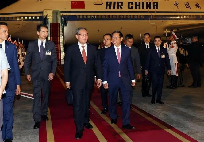 Chinese Premier Li Qiang (centre) is welcomed at the Noi Bai International Airport (Photo: VNA)