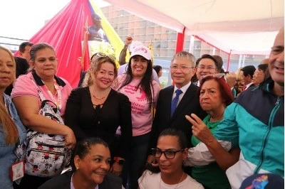 phó bí thư Nguyễn Đức Dũng cùng người dân thủ đô Caracas dâng hoa tại tượng đài Chủ tịch Hồ Chí Minh.