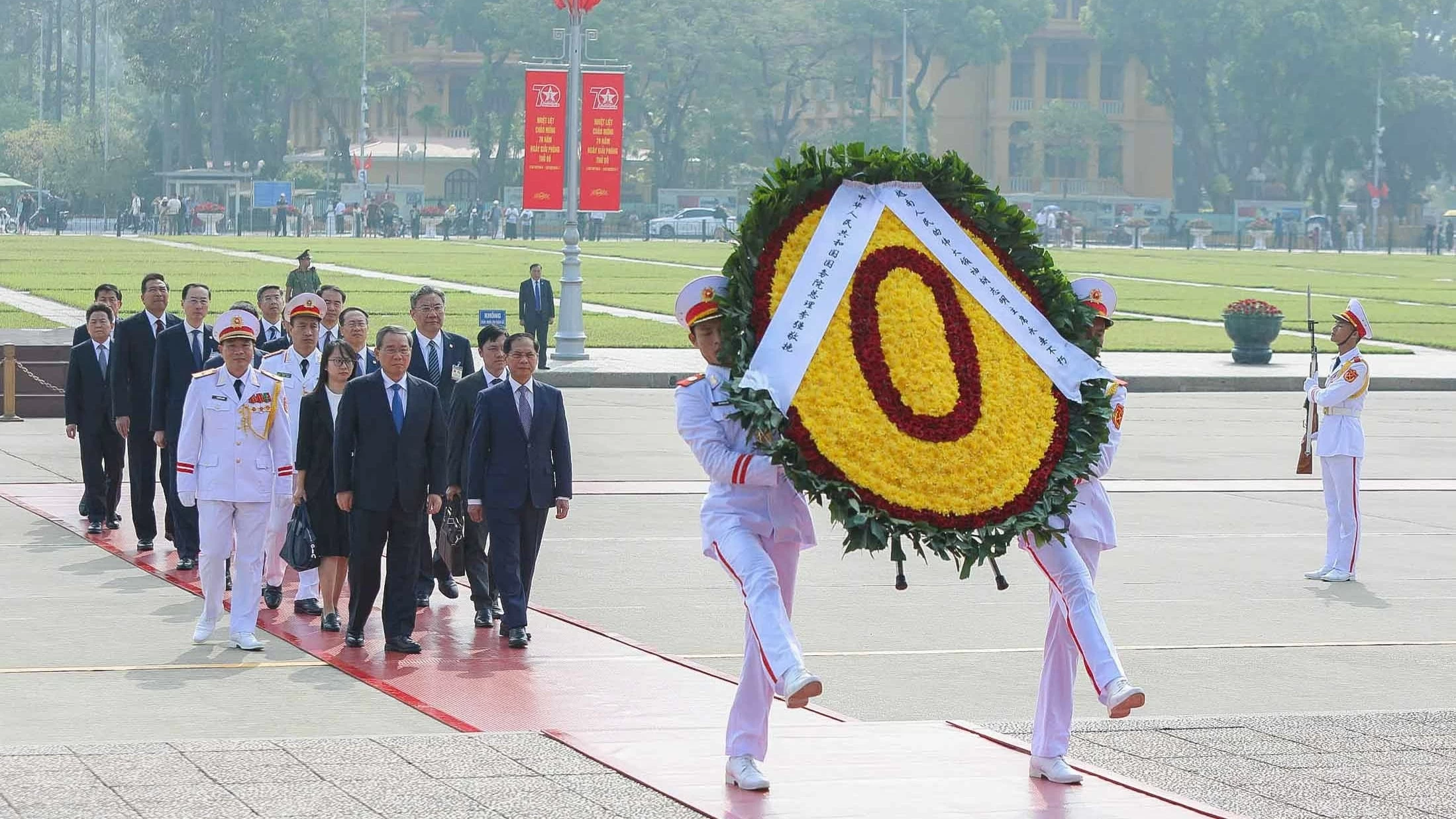 Thủ tướng Trung Quốc Lý Cường vào Lăng viếng Chủ tịch Hồ Chí Minh