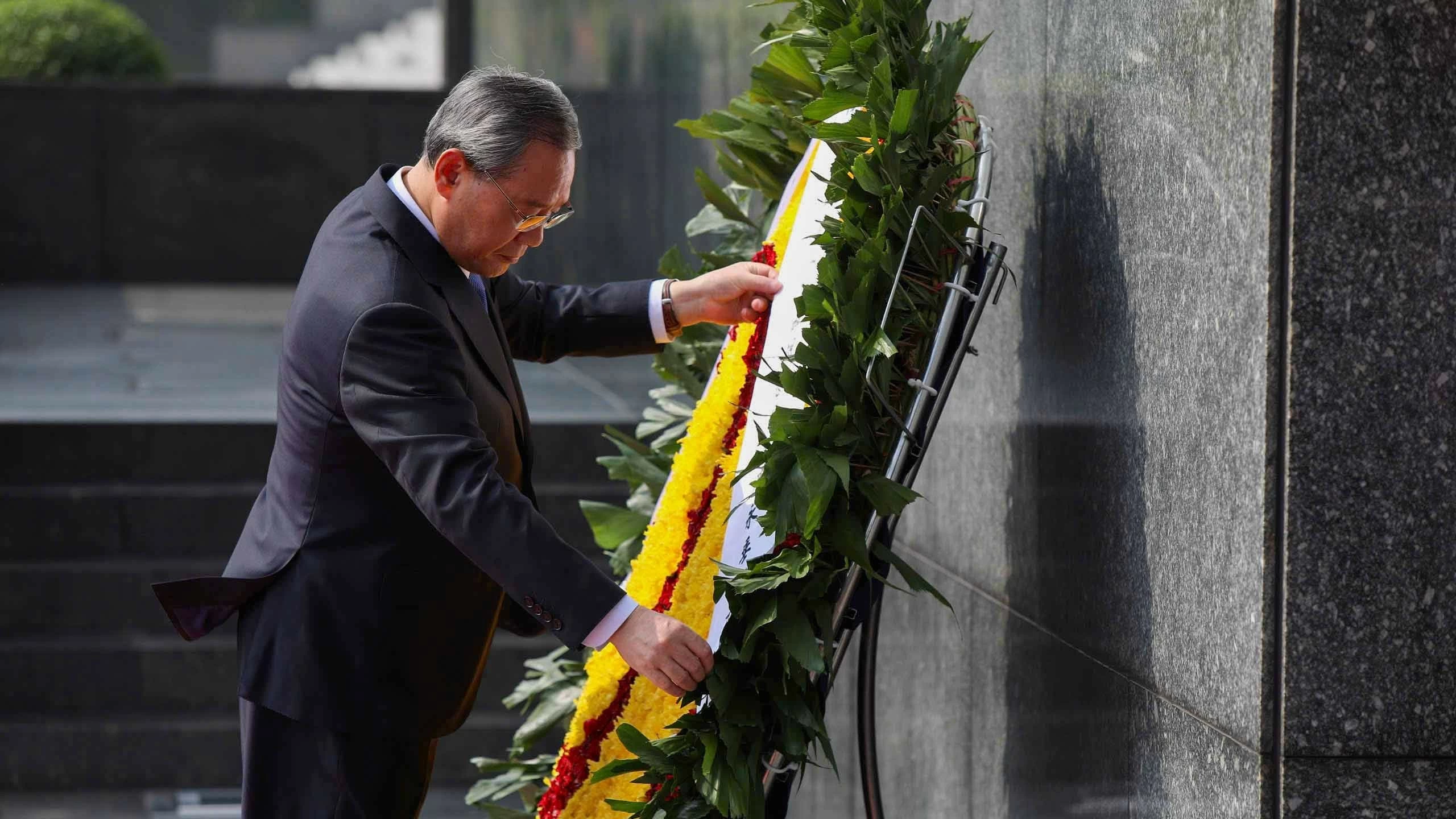 Chinese Premier laid a wreath in tribute to late President Ho Chi Minh