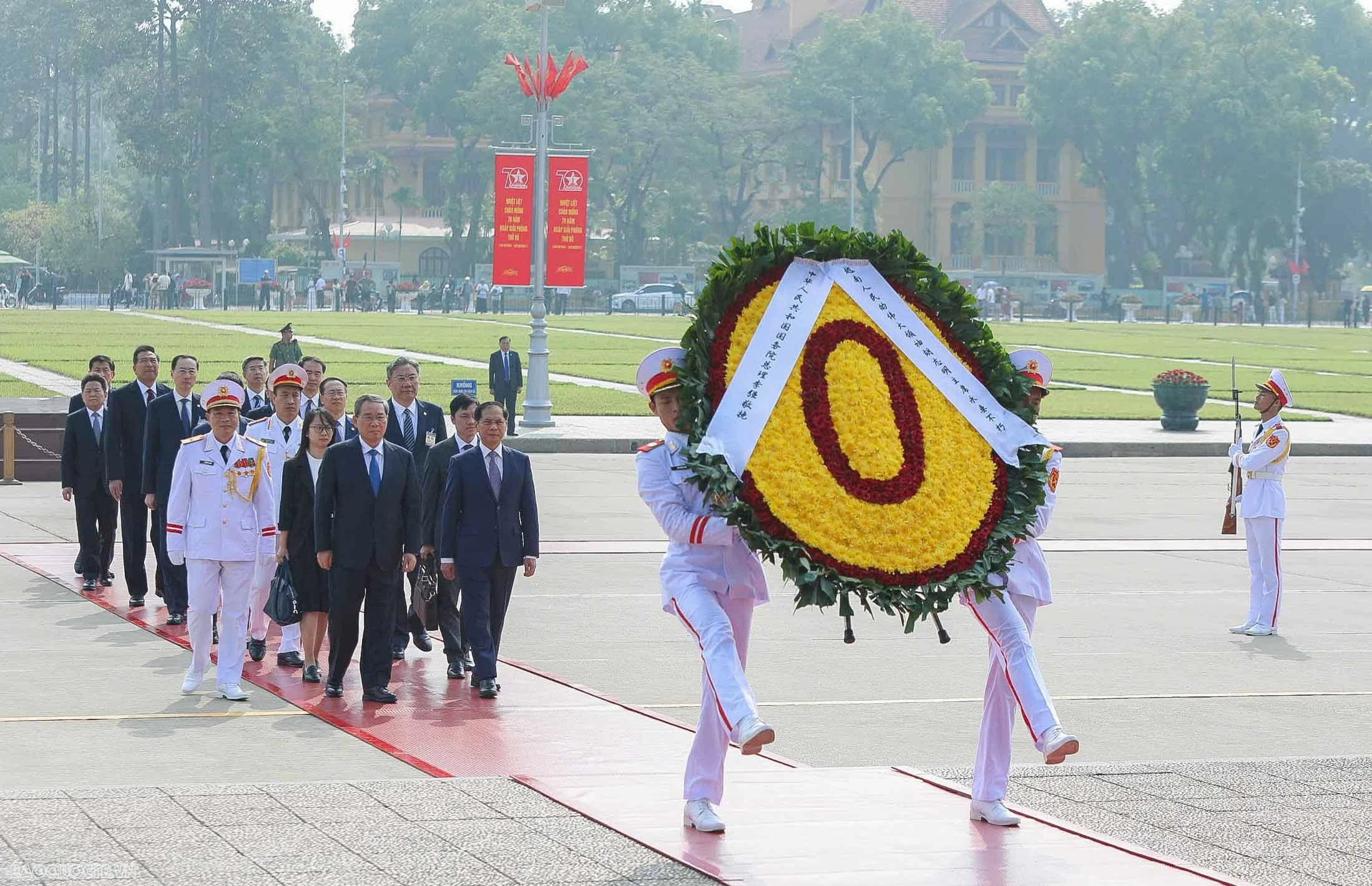 Thủ tướng Trung Quốc Lý Cường vào Lăng viếng Chủ tịch Hồ Chí Minh