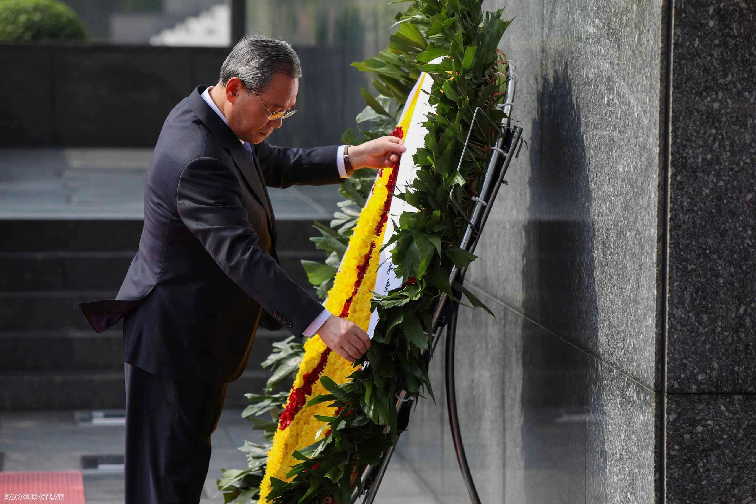 Chinese Premier laid a wreath in tribute to late President Ho Chi Minh