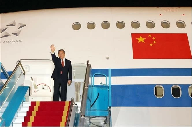 Chinese Premier Li Qiang arrives at the Noi Bai International Airport in Hanoi on October 12 (Photo: VNA)