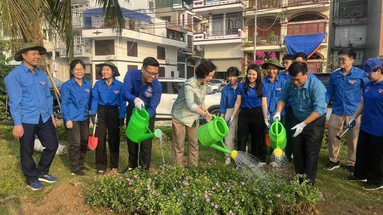 Hơn 300 đoàn viên, thanh niên TP. Hạ Long ra quân trồng hoa, vệ sinh môi trường