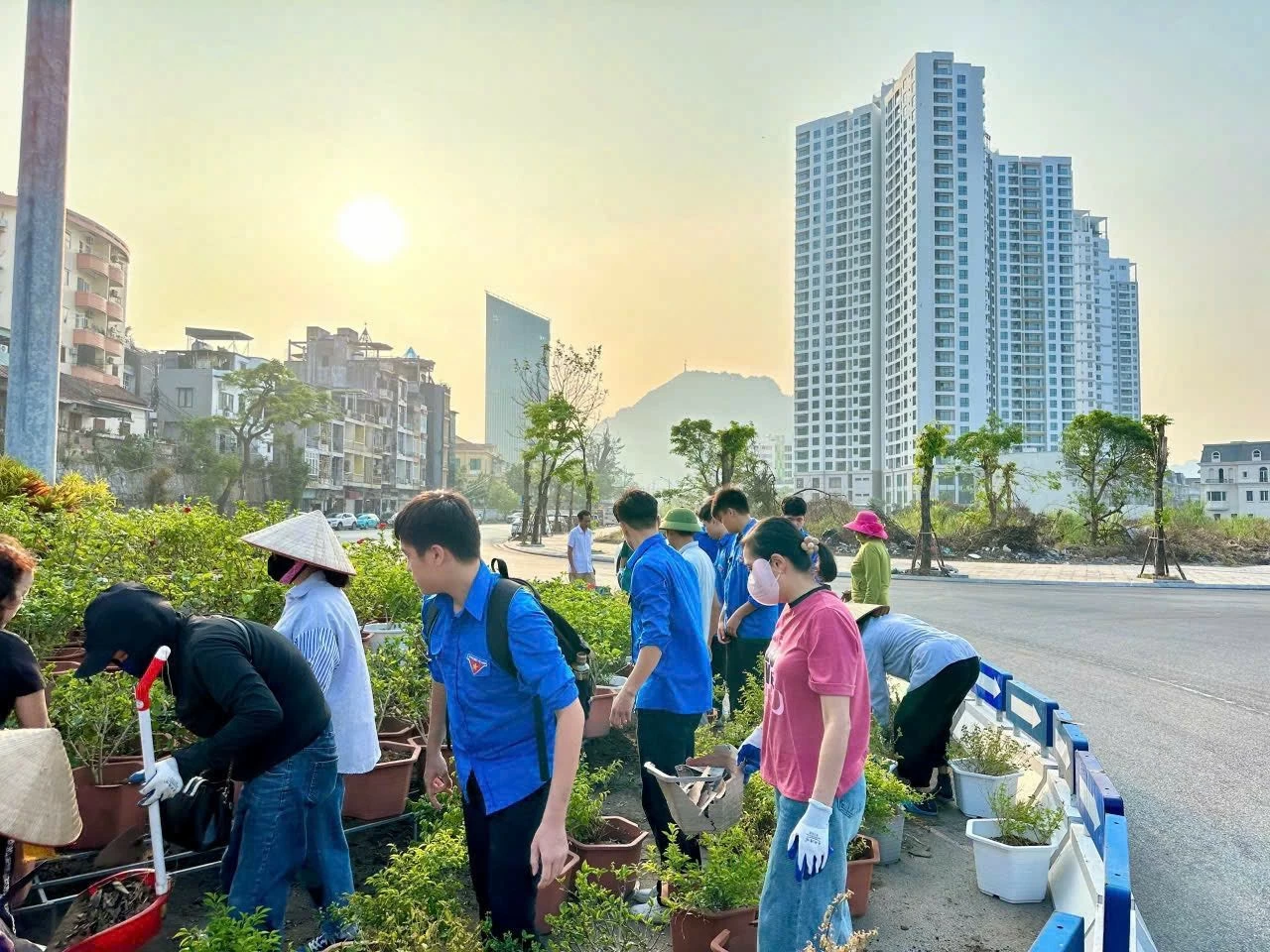 Hơn 300 đoàn viên, thanh niên TP. Hạ Long ra quân trồng hoa, vệ sinh môi trường