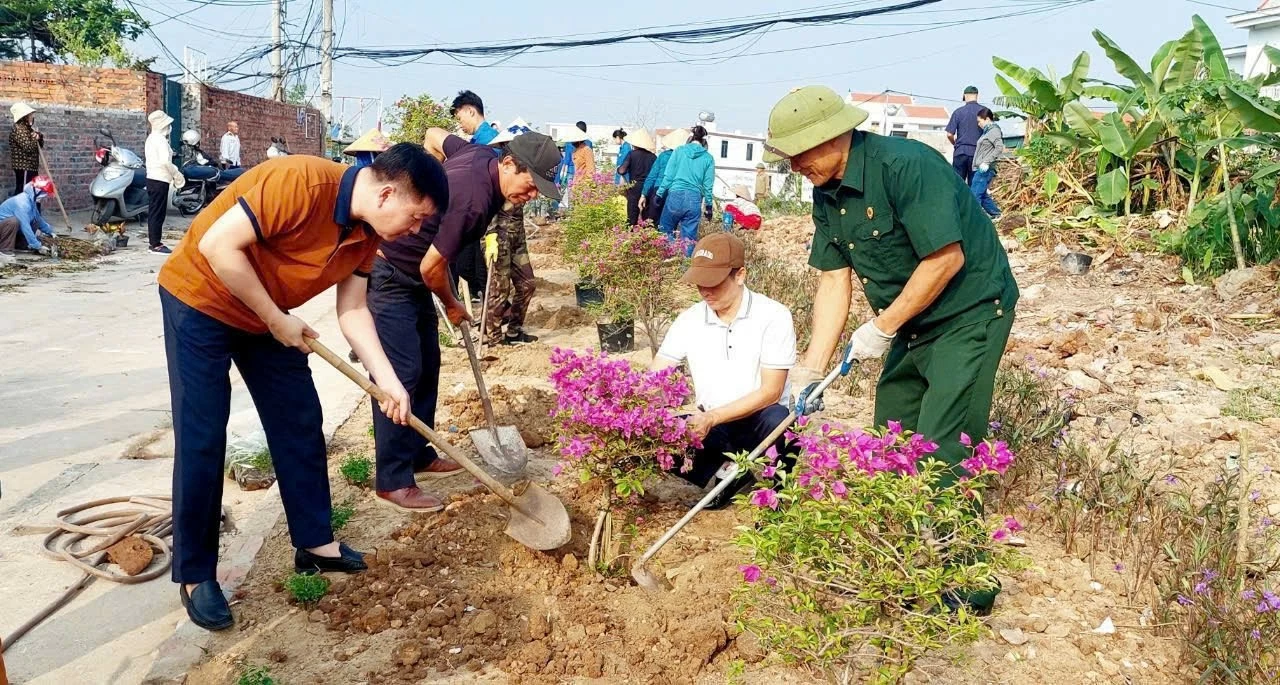 Hơn 300 đoàn viên, thanh niên TP. Hạ Long ra quân trồng hoa, vệ sinh môi trường